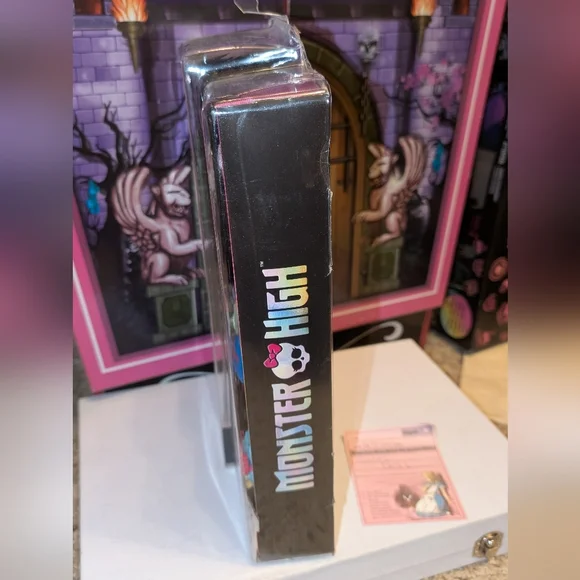 Monster High Ghoulia Yelps G3 Release, New In The Box- Missing shoes!! - Picture 6 of 6